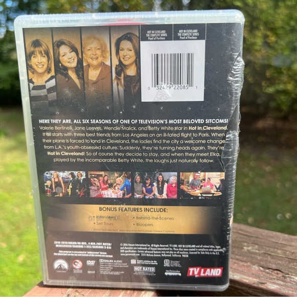 Hot in Cleveland: The Complete TV Series, 6 Seasons DVD,Subtitled|Bonus Features - Picture 4 of 16